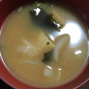 玉ねぎとわかめと油揚げの味噌汁